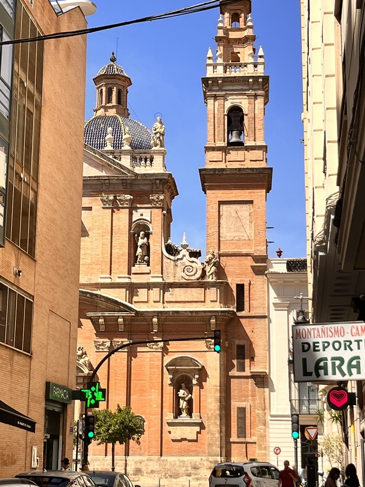Ein Spaziergang durch Jahrhunderte Geschichte Die Altstadt von Valencia zählt zu den größten historischen Stadtzentren Europas und blickt auf eine über 2.000-jährige Geschichte zurück. Römer, Mauren und Christen haben hier ihre Spuren hinterlassen, was sich in der vielfältigen Architektur widerspiegelt. Gotische Bauwerke stehen neben barocken Fassaden, während arabische Einflüsse noch immer in den verwinkelten Gassen spürbar sind. Besonders beeindruckend ist die harmonische Verbindung dieser Epochen, die der Altstadt ihren unverwechselbaren Charakter verleiht. Jeder Schritt offenbart neue Details – von kunstvollen Balkonen bis hin zu historischen Toren, die einst Teil der Stadtbefestigung waren.