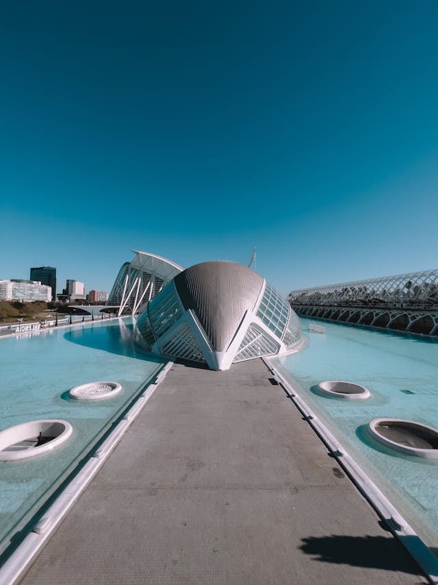 La Ciudad de las Artes y las Ciencias Valencia es uno de los complejos arquitectónicos y culturales más impresionantes de España.