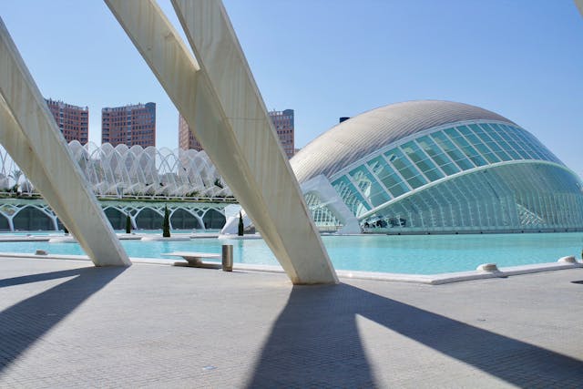 La Ciudad de las Artes y las Ciencias Valencia es uno de los complejos arquitectónicos y culturales más impresionantes de España.