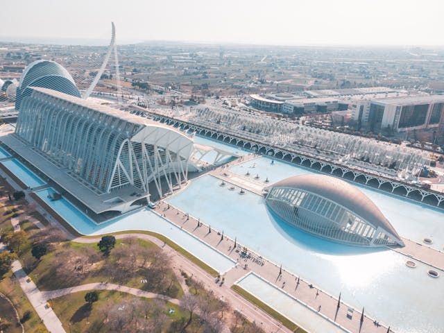 La Ciudad de las Artes y las Ciencias Valencia es uno de los complejos arquitectónicos y culturales más impresionantes de España.